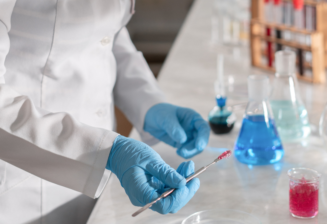 Tecido ovárico de dadoras, dentro de uma cápsula, recupera ciclos hormonais naturais em ratinhos